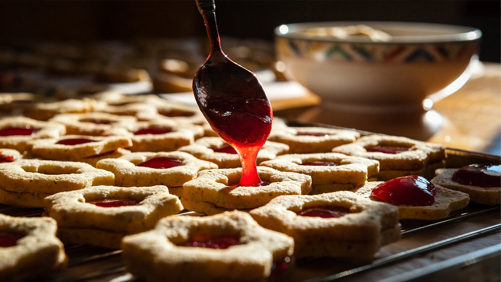 クッキーにいちごジャムをかける様子
