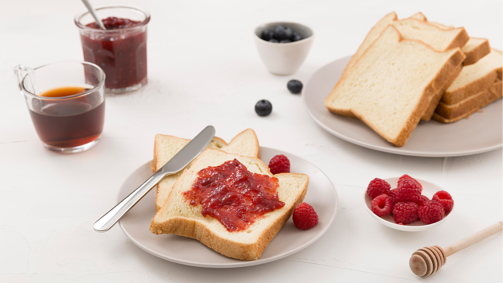 いちごジャムを塗った食パン