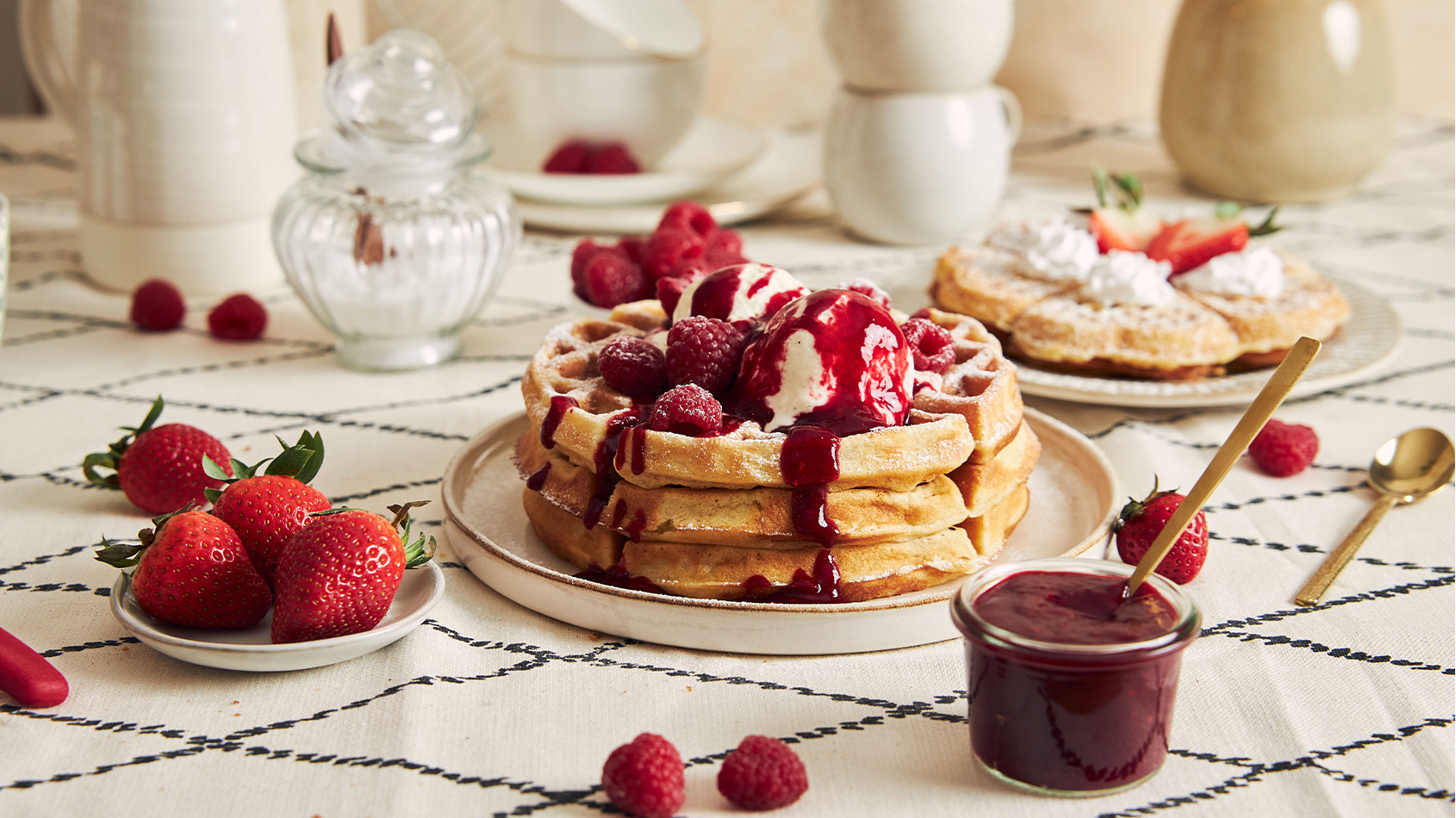 いちごジャムのかかったワッフル