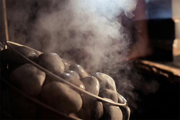 湯気のあがるロウリュ