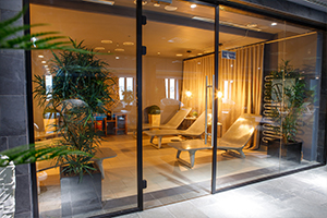 リクライニングチェアのあるラウンジ