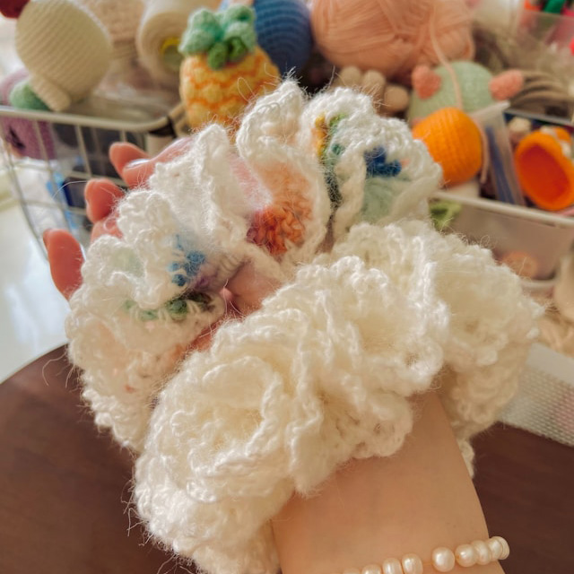 手編みのシュシュ